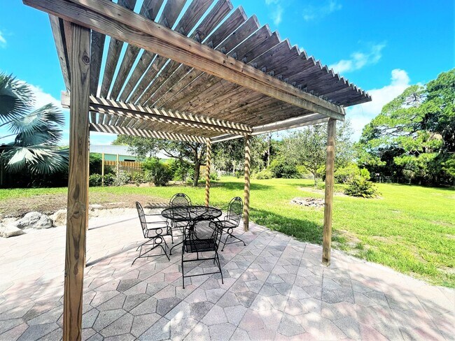 Building Photo - Seasonal Short-term Single-Family Home Clo...