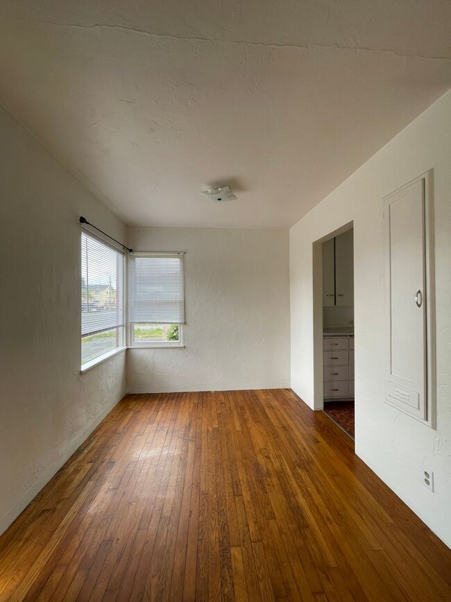 Building Photo - 1231ltur