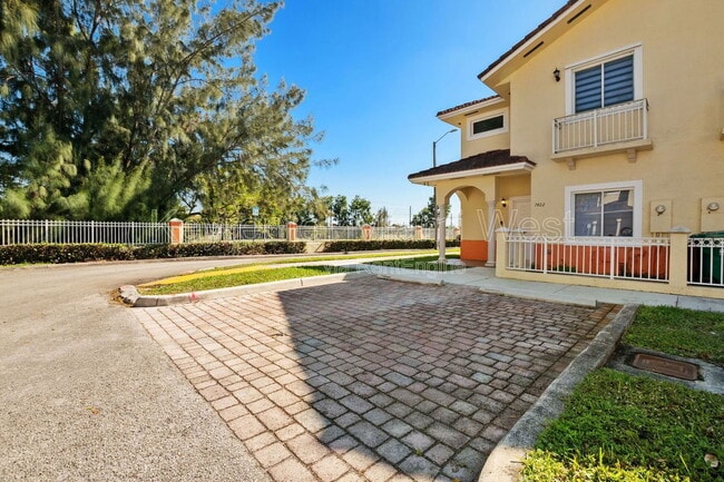 Foto del edificio - 7422 NW 182nd St