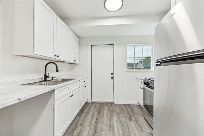 Building Photo - 125 18th Ave N