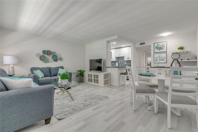 Building Photo - 650 Pinellas Point Dr S