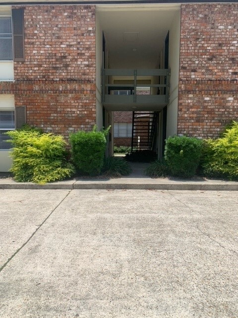 Building Photo - 1010 S College Rd