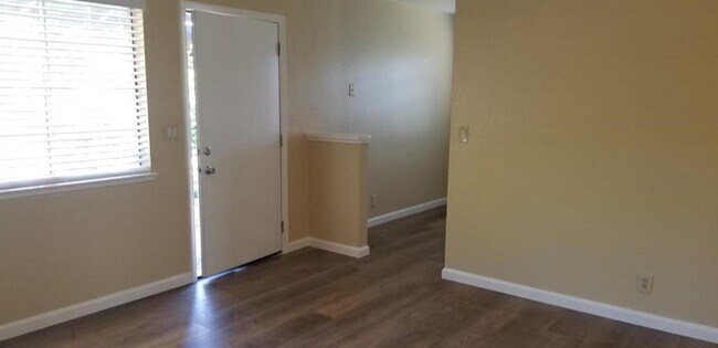 Building Photo - 3236 Williamsburg Dr
