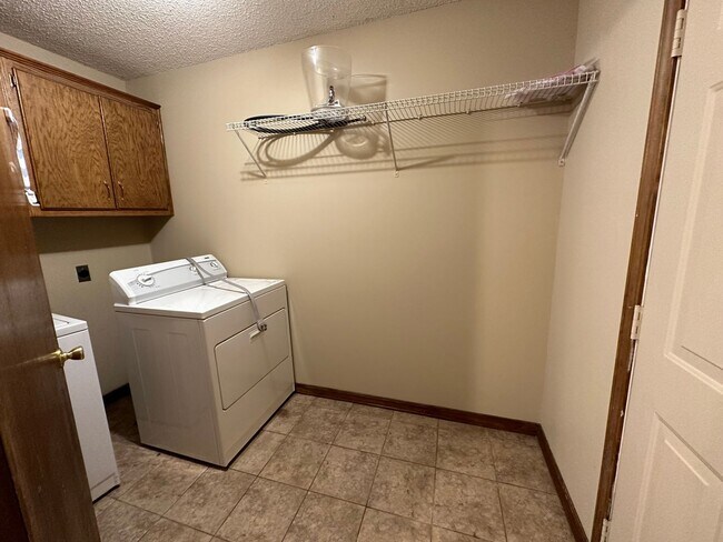 Building Photo - Come take a look at this 3-bedroom 1.5-bathroom home!