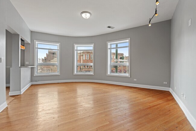 Building Photo - 3805 N Clark St