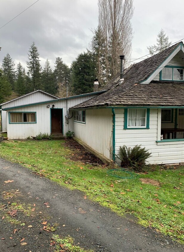 Primary Photo - Charming Vintage Farm Home w/4 bedroom, 2 ...