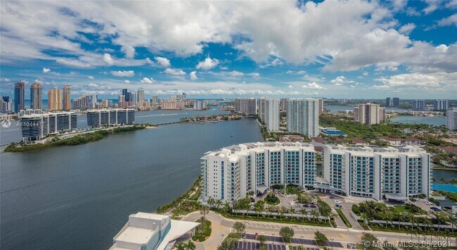 Foto del edificio - 3330 NE 190th St