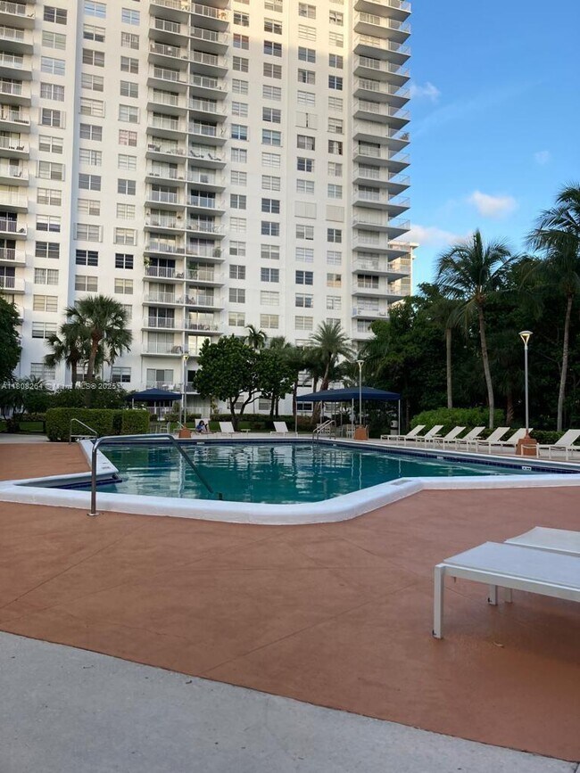 Foto del edificio - 2851 NE 183rd St