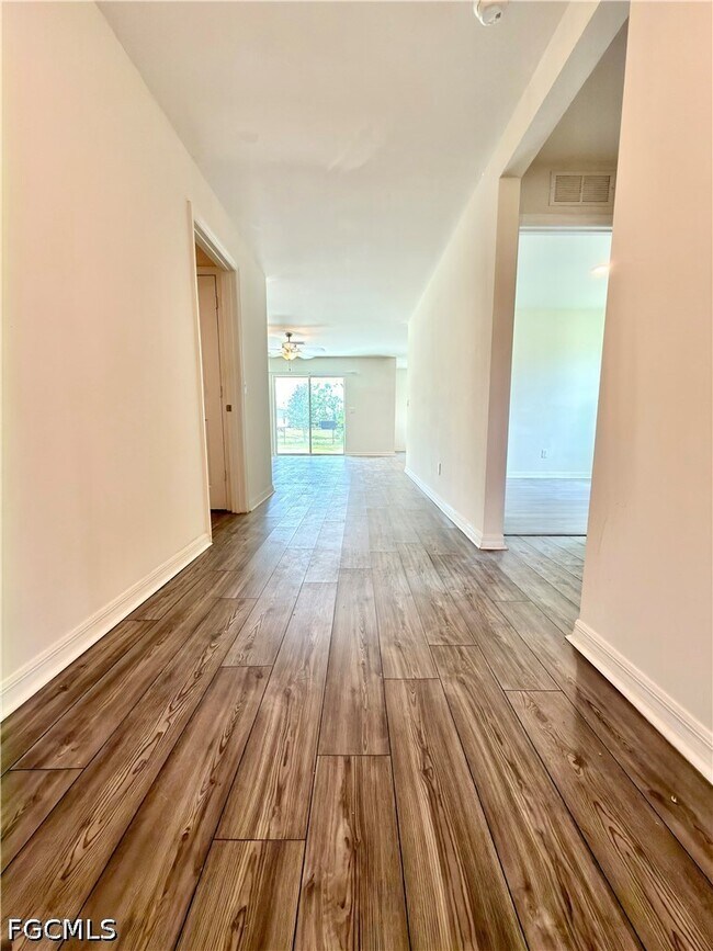 Foto del edificio - 2115 NW 24th Pl