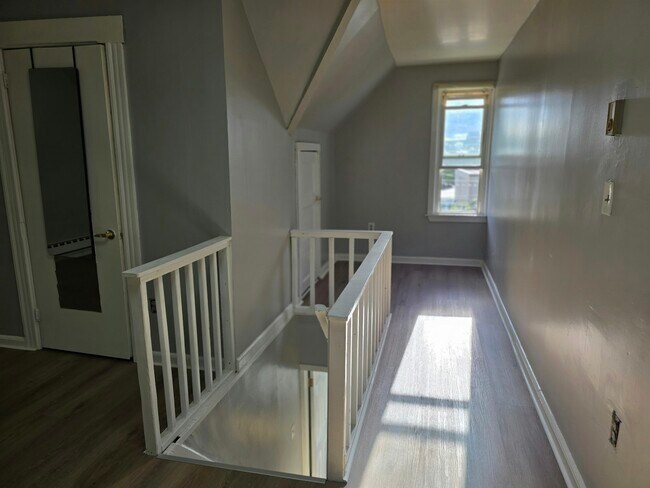 Foto del edificio - 96 Lockwood Ave