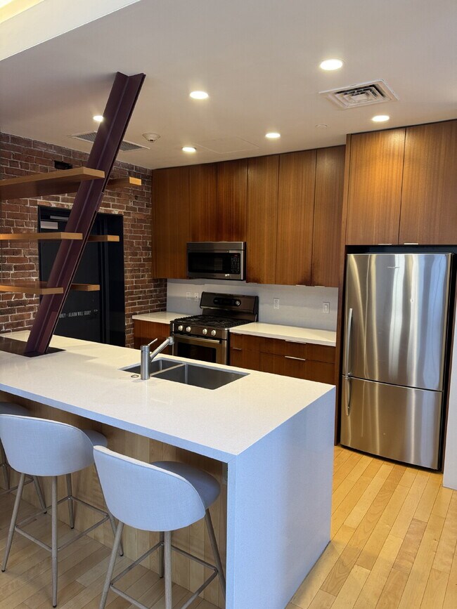 Building Photo - Penthouse Unit with amazing light at The H...