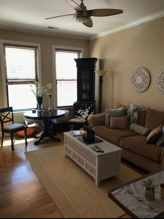 Living Room - 1654 W Wabansia Ave