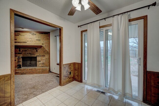 Building Photo - Cozy 2-Bedroom Duplex with Garage & Fenced...