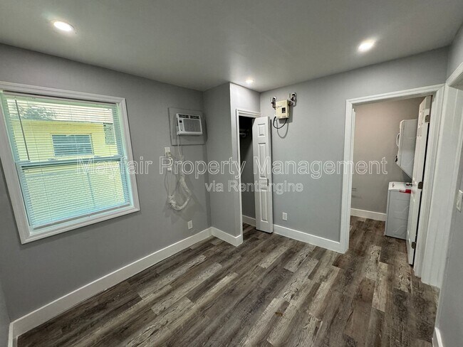 Building Photo - 2724 NW 6th Ct