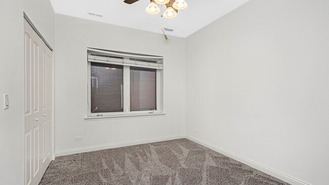 Foto del edificio - 7443 W Irving Park Rd