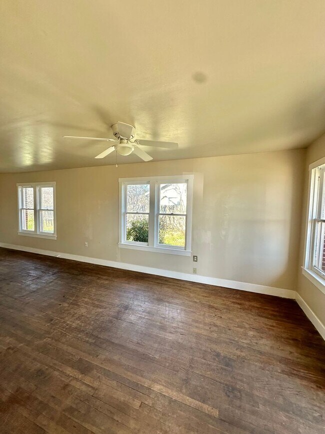 Foto del edificio - COMING MAY 2026 - Cozy 3 Bedroom Home Walking Distance to ASU Campus!