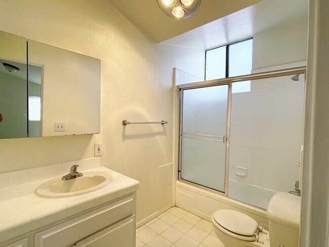 Foto del edificio - 3760 Kelton Ave