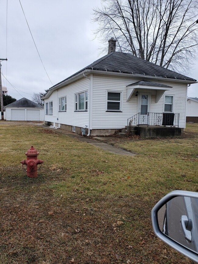 Building Photo - 496 Edwards Ave