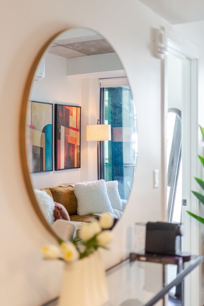 Building Photo - 292 Rue Sainte-Catherine Ouest