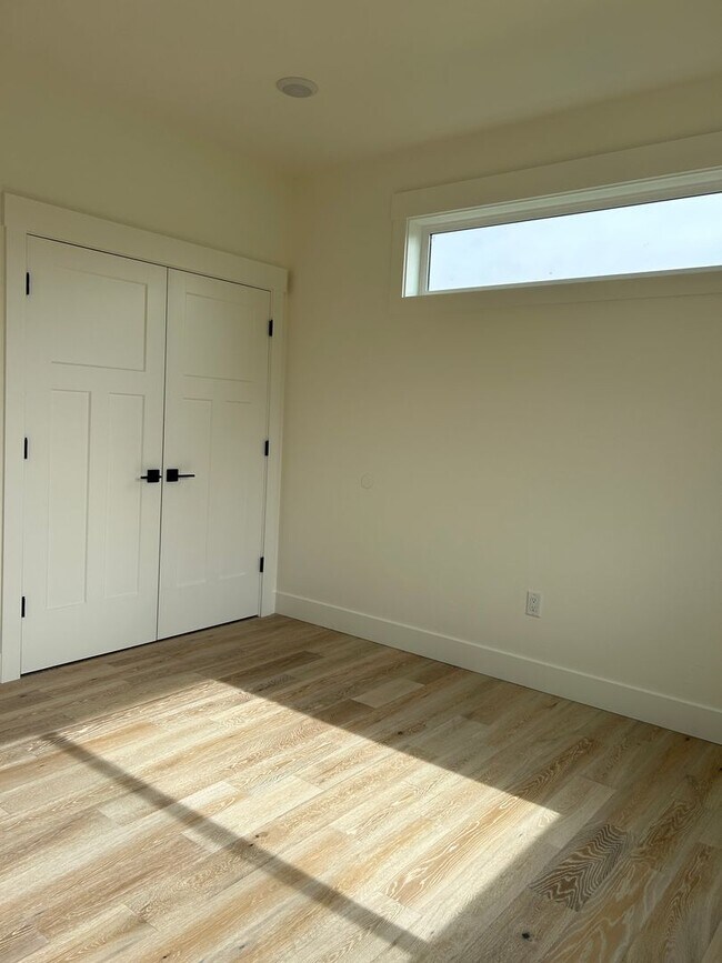 Foto del edificio - Gorgeous Custom Condo in Hamilton
