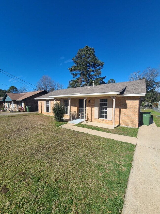 Building Photo - Home for Rent in Montgomery!!! Available f...