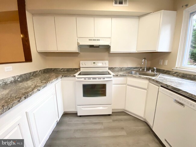 Building Photo - 5 Kings Ct