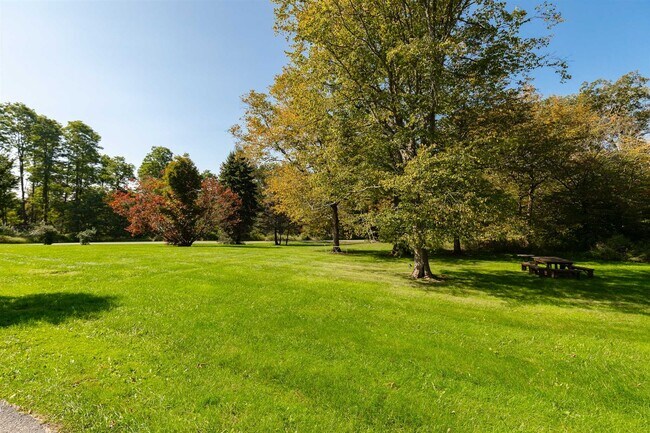 Building Photo - 884 Chestnut Ridge Rd