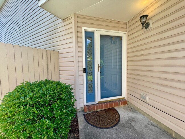Foto del edificio - Soaring Ceilings & Spacious Living in Western Branch