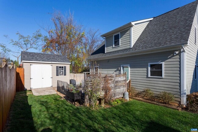Foto del edificio - 1008 Locust Ln