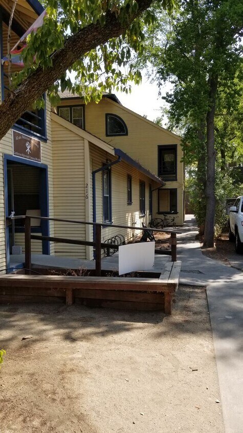 Foto principal - 4 br, 2 bath House - 214 A Street