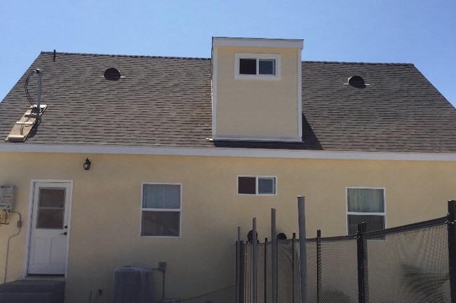 Parte trasera de la casa principal - 4252 S Victoria Ave