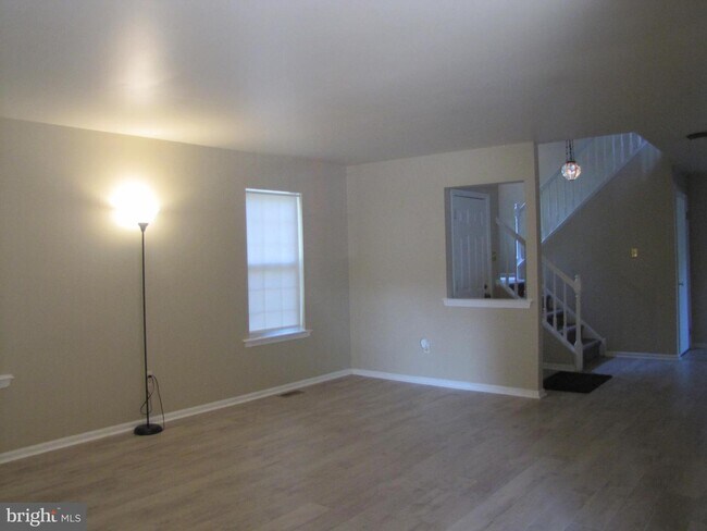 Building Photo - 303 Somerset Ct