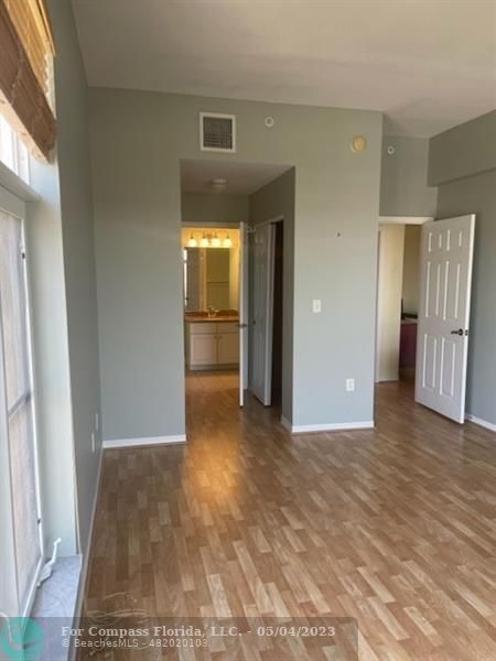 Building Photo - 1153 Town Center Dr