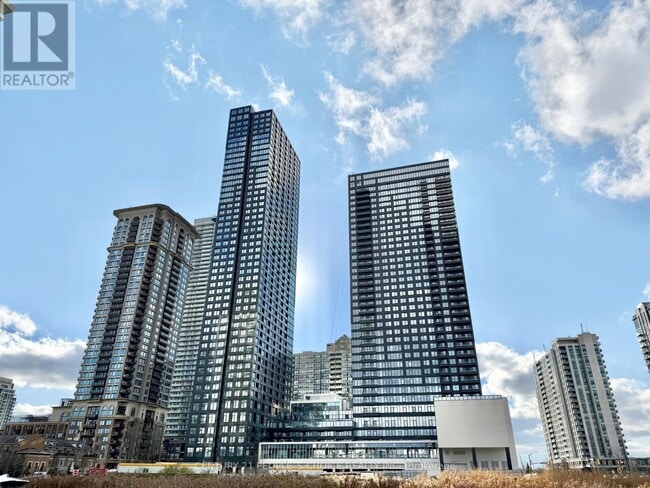 Photo du bâtiment - 395 Square One Dr