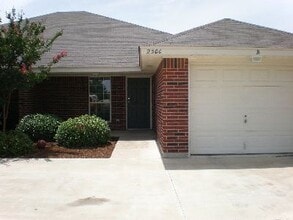 Building Photo - 2208 Wildewood Dr