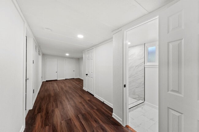 Building Photo - 632 Meadowlawn St