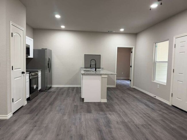 Foto del edificio - 7616 Windsor Oaks