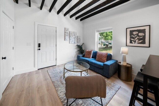 Building Photo - 704 Wayne St