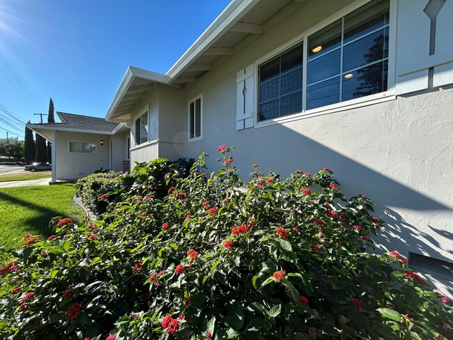 Building Photo - Spacious Single-Story 4BR Home with Bonus ...