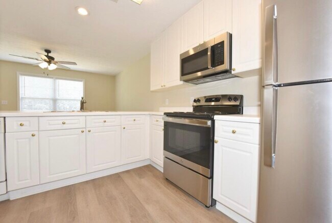 Building Photo - 2428 E University Dr