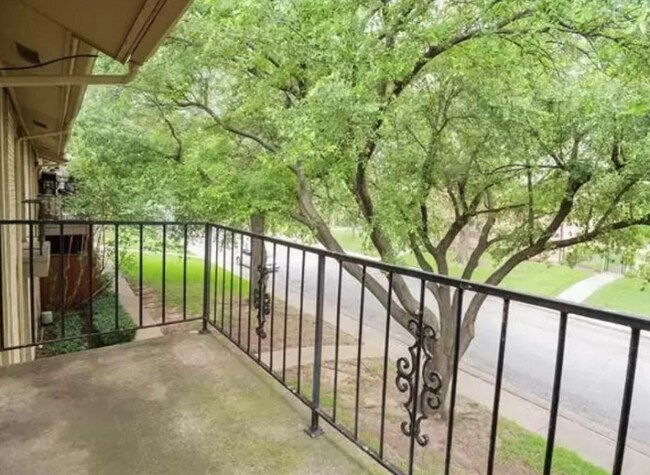 Foto del edificio - 5838 Sandhurst Ln