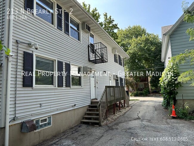 Building Photo - Large 4 Bedroom Flat - Great for Roommates!