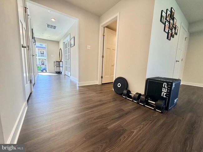 Foto del edificio - 8627 Satinwood Dr