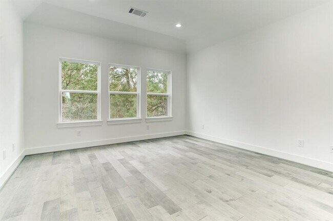 Building Photo - 2105 Couch St