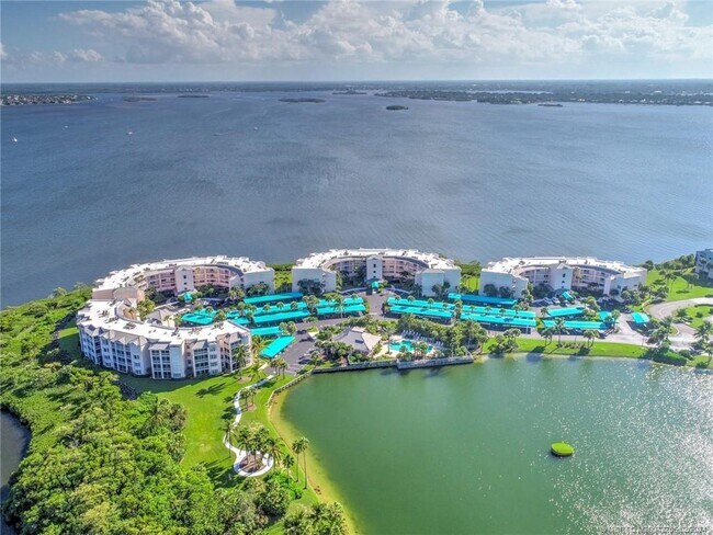 Foto del edificio - 5750 NE Island Cove Way