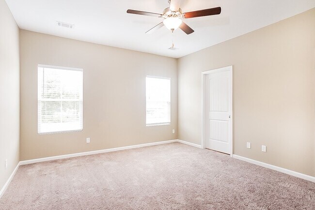 Building Photo - Great 4 Bedroom Floorplan