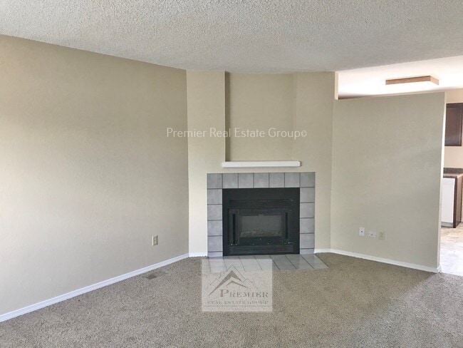 Building Photo - 527 Comanche Village Dr