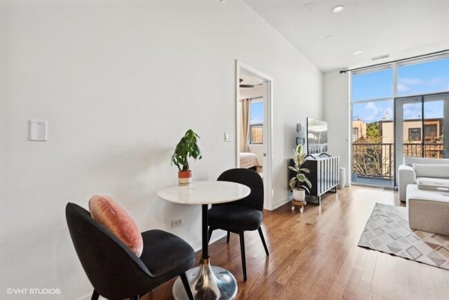Foto del edificio - 1550 W Cornelia Ave