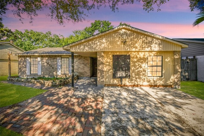 Foto del edificio - 16210 Lazy Ridge Rd