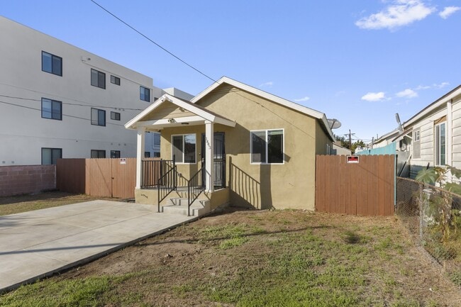 Building Photo - 1443 W 36th Pl